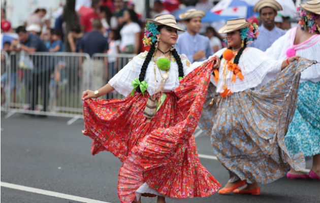 Empolleradas lucen con orgullo el vestido típico nacional. Foto/ Cortesía