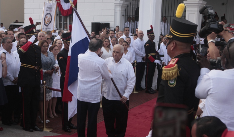 El presidente Laurentino Cortizo entrega el pabellón nacional a Adán Ríos, quien fue el abanderado del 3 de Noviembre.  Fotos: Víctor Arosemena 