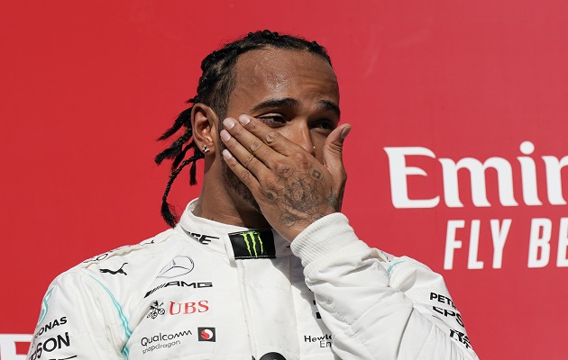 Hamilton mira de cerca a Schumacher.