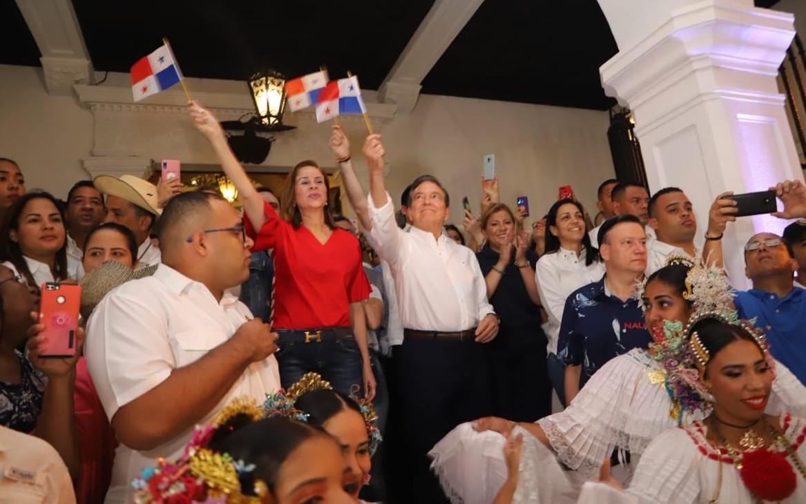  El presidente de la República, Laurentino Cortizo, y la Primera Dama, Yazmín de Cortizo, disfrutaron de las dianas que se celebraron en el Palacio de Las Garzas.