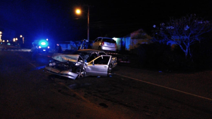 La colisión ocurrió a eso de las tres de la madrugada del 4 de noviembre, cuando la grúa -que transportaba un vehículo- y el sedán colisionaron de frente. Foto/Thays Domínguez