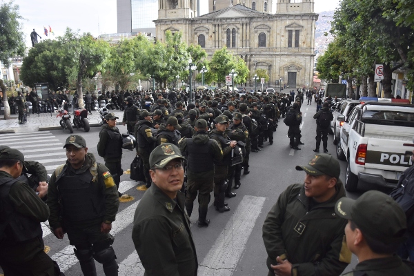 Un fuerte despliegue policial monta guardia, en torno a la plaza Murillo, donde tienen sus sedes el Gobierno y el Parlamento. FOTO/EFE