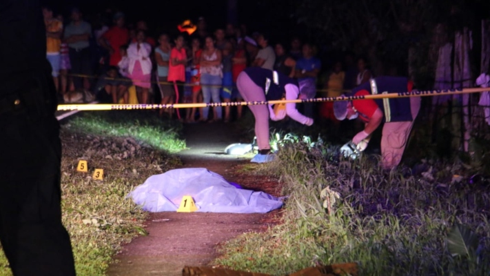 En el lugar del accidente quedaron fragmentos de las lámparas y el retrovisor derecho del vehículo que atropelló al ciudadano. Foto/Mayra Madrid