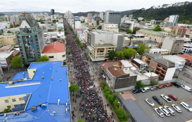 Desde hace varios días miles de chilenos salieron a las calles a protestar por la desigualdad que se registra en el país. EFE