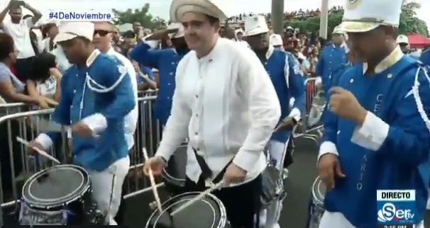 El también ministro de la Presidencia participó en las bandas musicales de los colegios donde estudió. Foto: Redes sociales.