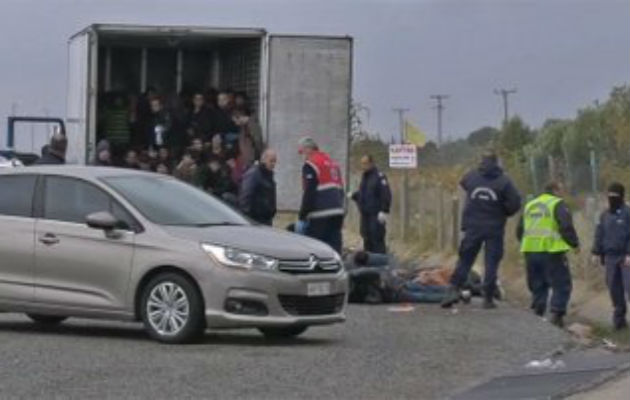 La mayoría de los migrantes, de origen afgano, eran hombres de entre 20 y 30 años, aunque también viajaba en el camión un pequeño grupo de menores.