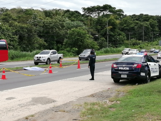 Tras el fuerte golpe, el cual arrancó del vehículo el espejo retrovisor, el cuerpo de la mujer quedó tirado al borde de la isleta que divide las cuatro vías de la carretera Interamericana. Foto/Eric Montenegro