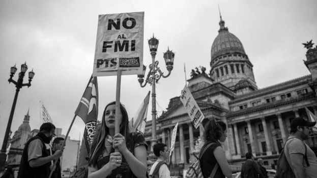 Inversamente a lo propuesto en países como Argentina en donde quiere asegurarse los fondos de modo que le devuelvan los préstamos, el FMI exhorta a relajar los presupuestos y siempre subir los impuestos.  Foto: Archivo.