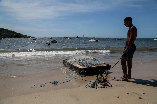 Vista de un pescador en Recife (Brasil), capital del estado brasileño de Pernambuco, uno de los más afectados por el derrame de petróleo en el Atlántico que ha llegado a casi 300 playas de todo el litoral noreste del país. FOTO/EFE