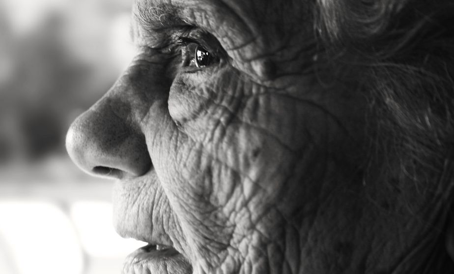 Neurocientíficos de Mayo Clinic adelantan estudios sobre el Alzheimer, que afecta mayormente a la población de adultos mayores. Foto: Pixabay.