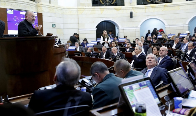 El senador Roy Barreras (i) habla junto al ministro de Defensa de Colombia, Guillermo Botero (d), durante una sesión en el Senado para una moción de censura. FOTO/EFE