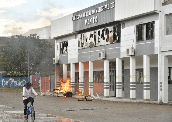 Manifestantes incendian la Alcaldía este miércoles durante una jornada de graves disturbios en Vinto, región de Cochabamba. FOTO/EFE