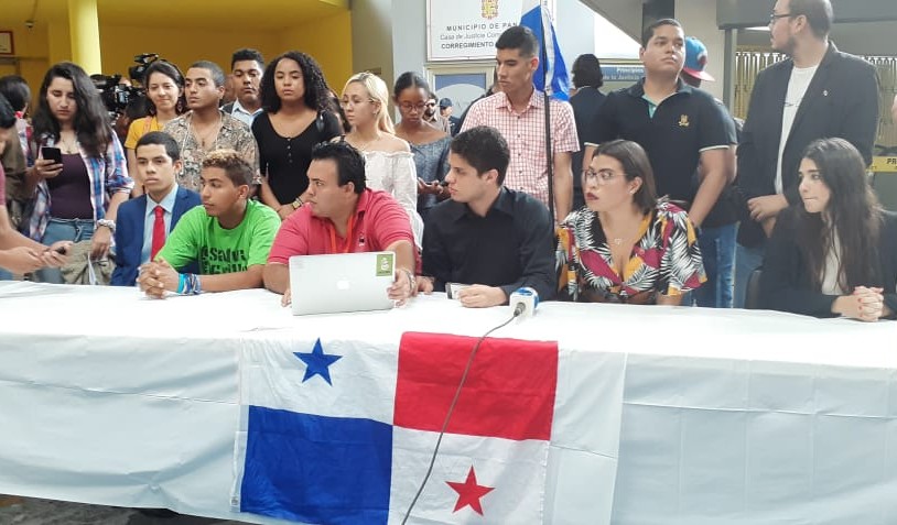  El grupo Las Juventudes Panameñas organizó una conferencia de prensa esta mañana para invitar a los jóvenes a protestar contra las reformas constitucionales. Foto Víctor Arosemana  