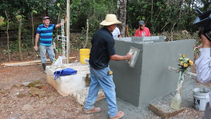 La comunidad prepara todo para las honras fúnebres de estos tres panameños. Foto/Melquiades Vásquez