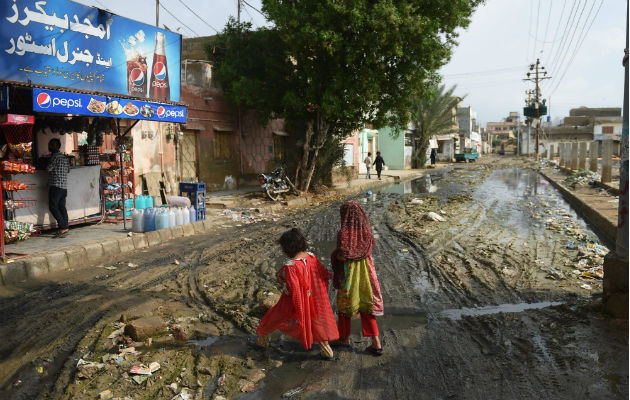 Lluvias intensas y drenaje obstruido de basura causaron inundaciones en calles de Karachi en agosto. La Ciudad ha sido calificada como una de las menos habitables. Foto/ Rizwan Tabassum/Agence France-Presse — Getty Images.