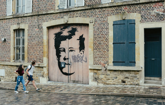 Los murales de Arthur Rimbaud son comunes en Charleville-Mézières, el lugar de su nacimiento. Escribió un poema satirizando a la burguesía del poblado, y su obra fue considerada tabú. Foto/ Dmitry Kostyukov para The New York Times.