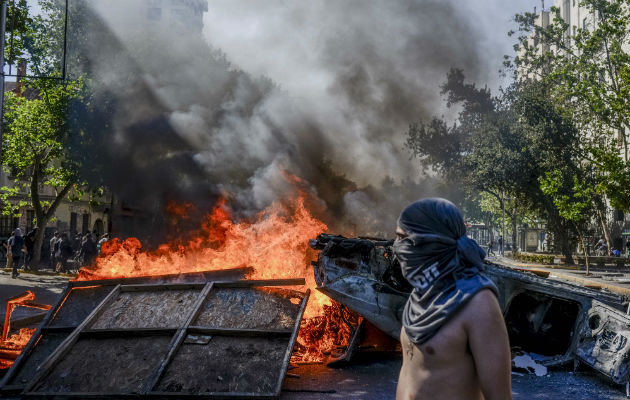 Protestas por aumento en tarifas del metro se volvieron mortalmente violentas en Santiago de Chile. Foto/ Tomas Munita para The New York Times.