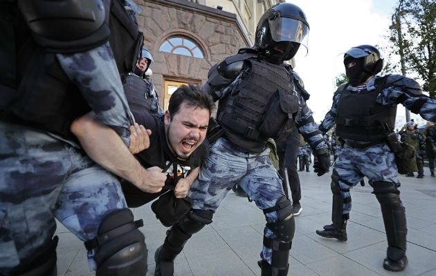 Fuerzas de seguridad rusas responden cruelmente a recientes protestas en el país. Una manifestación en julio. Foto/ Yuri Kochetkov/EPA, vÍa Shutterstock.