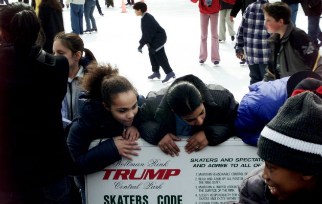 El Patinadero Wollman del Parque Central en el 2002, con el apellido Trump en los muros exteriores del patinadero. Foto/ Andrea Mohin/The New York Times.