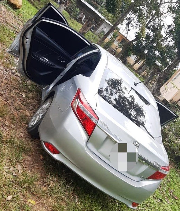 Abandonaron un auto sedán para escapar de las autoridades