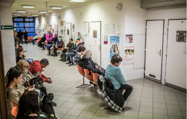 Los húngaros mueren de enfermedades prevenibles al quinto peor nivel en la UE. Una clínica en Budapest. Foto/ Akos Stiller para The New York Times.