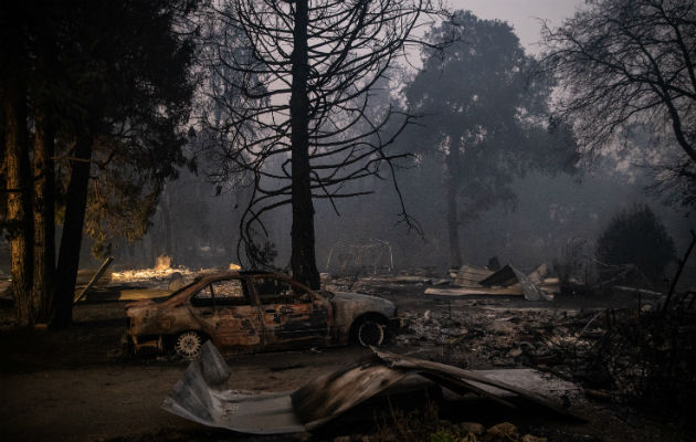 El incendio de Kincade arrasó con más de 30 mil hectáreas y destruyó unos 120 hogares. Aún no está controlado. Foto/ Max Whittaker para The New York Times.