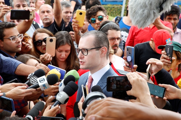 Manifestantes protestan frente a la sede de la Policía Federal, después de la sentencia del Tribunal Supremo que podría liberar al expresidente Luiz Inácio Lula da Silva, en Curitiba. FOTO/EFE