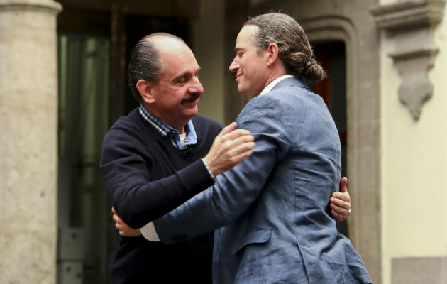 Federico Acosta (izq.) se abraza con Ascanio Pignatelli en la ciudad de México. Foto: AP.