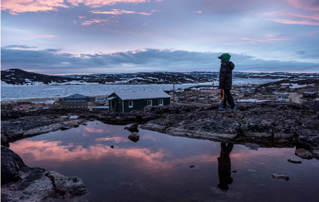 Cabo Dorset, Canadá, es conocido por su arte, pero está plagado de abuso doméstico, pobreza y alcoholismo. Foto/ Sergey Ponomarev para The New York Times.