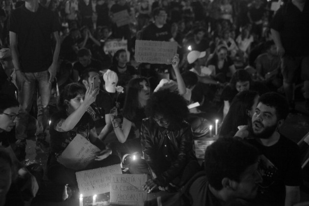 Estudiantes universitarios han participado en protestas pacíficas por lograr la revisión del paquete de reformas constitucionales que se discutía en la Asamblea Nacional. Foto: Víctor Arosemena.