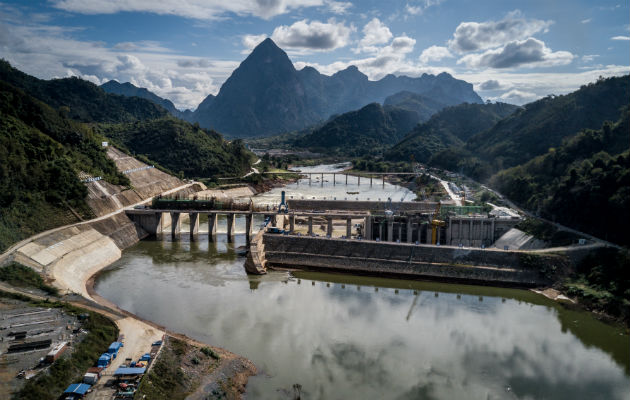 Científicos dudan que Laos pueda usar o vender toda la energía que generarán sus presas. Una en construcción. Foto/ Sergey Ponomarev para The New York Times.