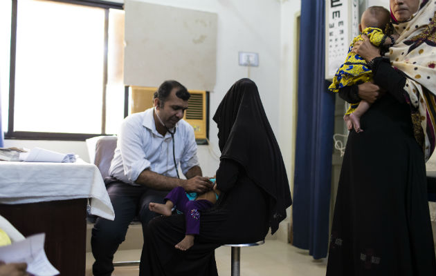 Doctores y paramédicos en Ratodero, Pakistán, luchan para aplicar pruebas a residentes, sobre todo niños, que pueden haber sido infectados con vih. Foto/ Mustafa Hussain para The New York Times.