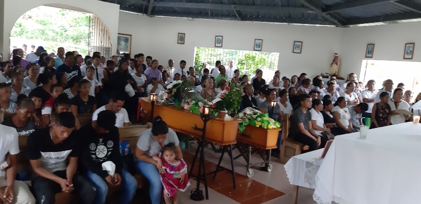 familiares, vecinos y amigos fueron a despedir a los tres ciudadanos ultimados a tiros el 2 de noviembre por unos gatilleros en el sector de Los Algarrobos en Veraguas, Foto/Melquiades Vásquez