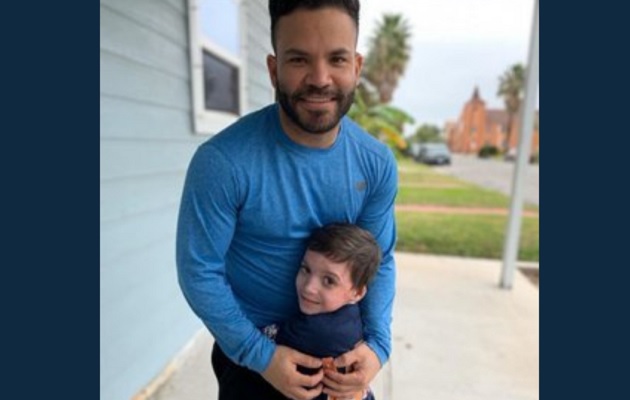 Altuve le llevó regalos al niño.