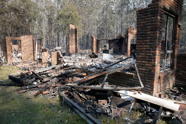  Los restos de la residencia en Four Paws embarque perreras arde a lo largo de la autopista del Pacífico al sur de Taree, Nueva Gales del Sur, Australia. FOTO/AP