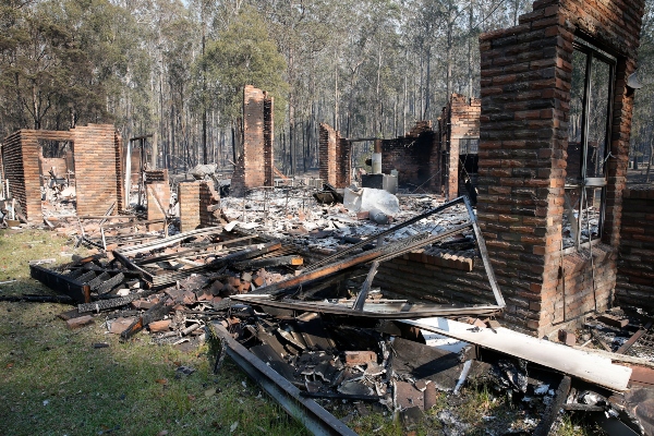 Los restos de la residencia en Four Paws embarque perreras arde a lo largo de la autopista del Pacífico al sur de Taree, Nueva Gales del Sur, Australia. FOTO/AP