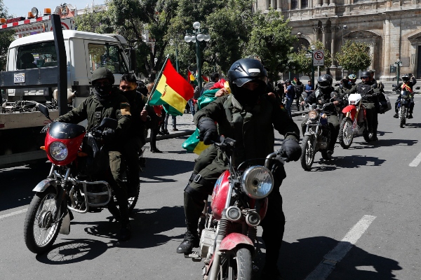 Los policías que custodiaban los exteriores del palacio presidencial en La Paz se retiraron a sus barracas. FOTO/AP