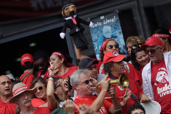 Simpatizantes de Lula lo esperan en las inmediaciones del Partido de los Trabajadores (PT). FOTO/AP