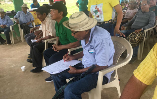 La consulta fue organizada por la junta comunal del Guabo. Foto: Diómedes Sánchez S.