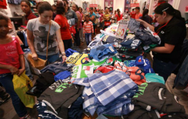 Muchas personas adelantan las compras de fin de año en el Black Friday. Foto: Archivo.