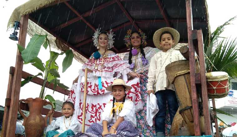 La lluvia fue protagonista en todas las sedes de los desfiles. Yaissel Urieta M.