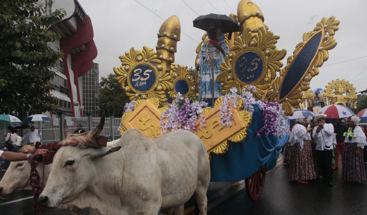 Las carretas, transportando hermosas empolleradas, no faltaron en el desfile que organizó la Unión de Santeños Residentes en Juan Díaz. Víctor Arosemena