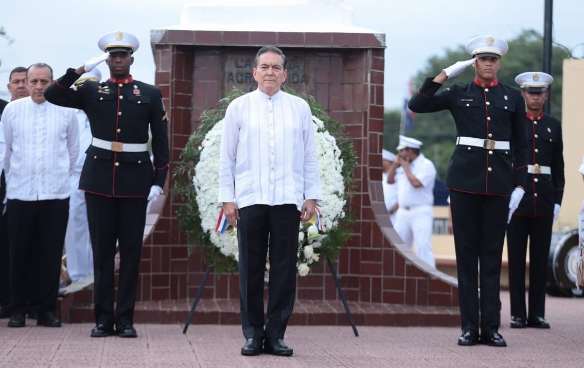 El presidente Laurentino Cortizo colocó una ofrenda floral ante el Busto de la Libertad, este 10 de Noviembre en el Parque Rufina Alfaro. Foto @presidenciapma  