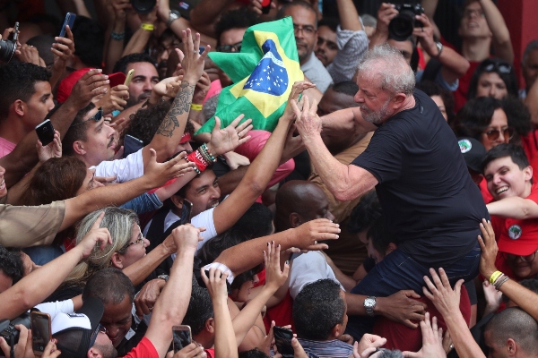 El expresidente brasileño Luiz Inácio Lula da Silva, se reunió el sábado con sus simpatizantes. FOTO/EFE