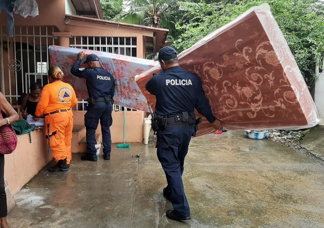 Unidades del Sinaproc, con apoyo de la Policía Nacional, entregó colchones a los afectados de las inundaciones en Panamá Viejo. Foto @Sinaproc_Panama