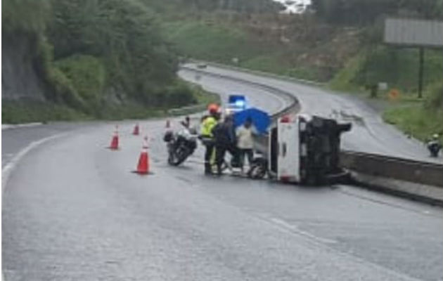 El conductor resultó con lesiones leves. Foto: Diómedes Sánchez S.