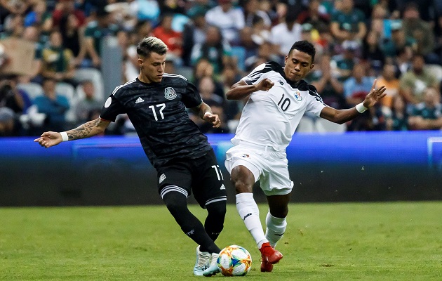 El jugador de México Cristian Calderón (izq.) disputa el balón con Edgar Yoel Bárcenas de Panamá. Foto:EFE
