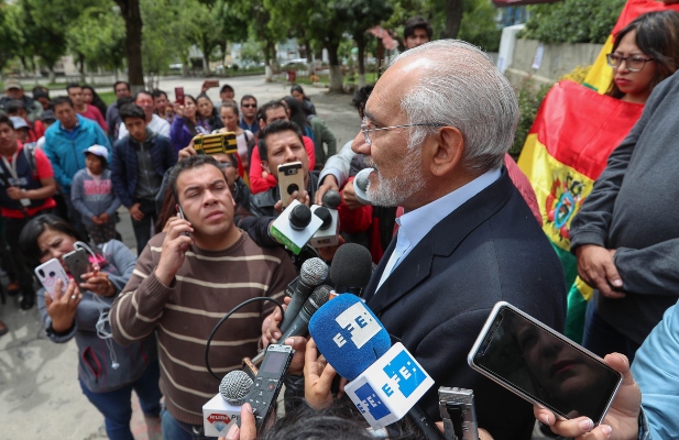 El expresidente boliviano Carlos Mesa, (2003-2005) acusó a Morales de haber roto la línea sucesoria, pues junto a él renunciaron quienes, según la Constitución, podrían sucederle. FOTO/EFE