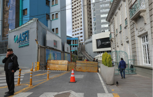 Trinchera instalada en un centro comercial para evitar saqueos en La Paz. Foto: EFE.