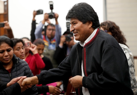 El ejército de Bolivia pidió la renuncia del presidente y el presidente Evo Morales resolvió presentar su renuncia para evitar una guerra civil.